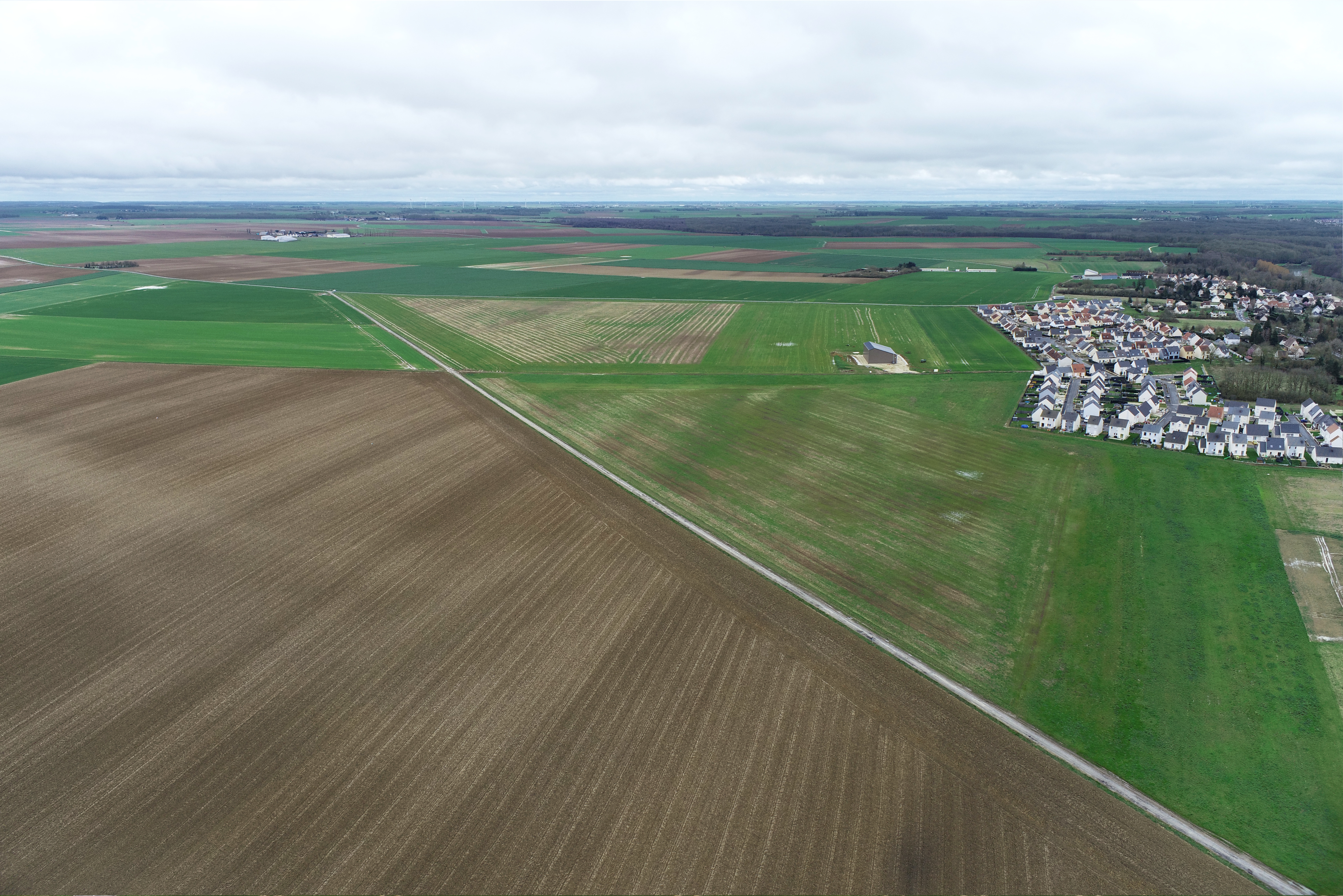 Plié Architectes conçoit des paysages solaires et des projets d’agrivoltaïsme alliant production agricole et énergie photovoltaïque. Une approche durable et intégrée au territoire.
