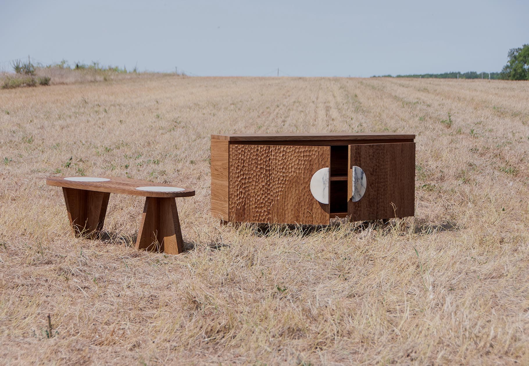 Créations Plié Architectes : buffet et table basse chêne sculpté artisanal, marbre intégré, réalisées à la main par Atelier Mogero en France
