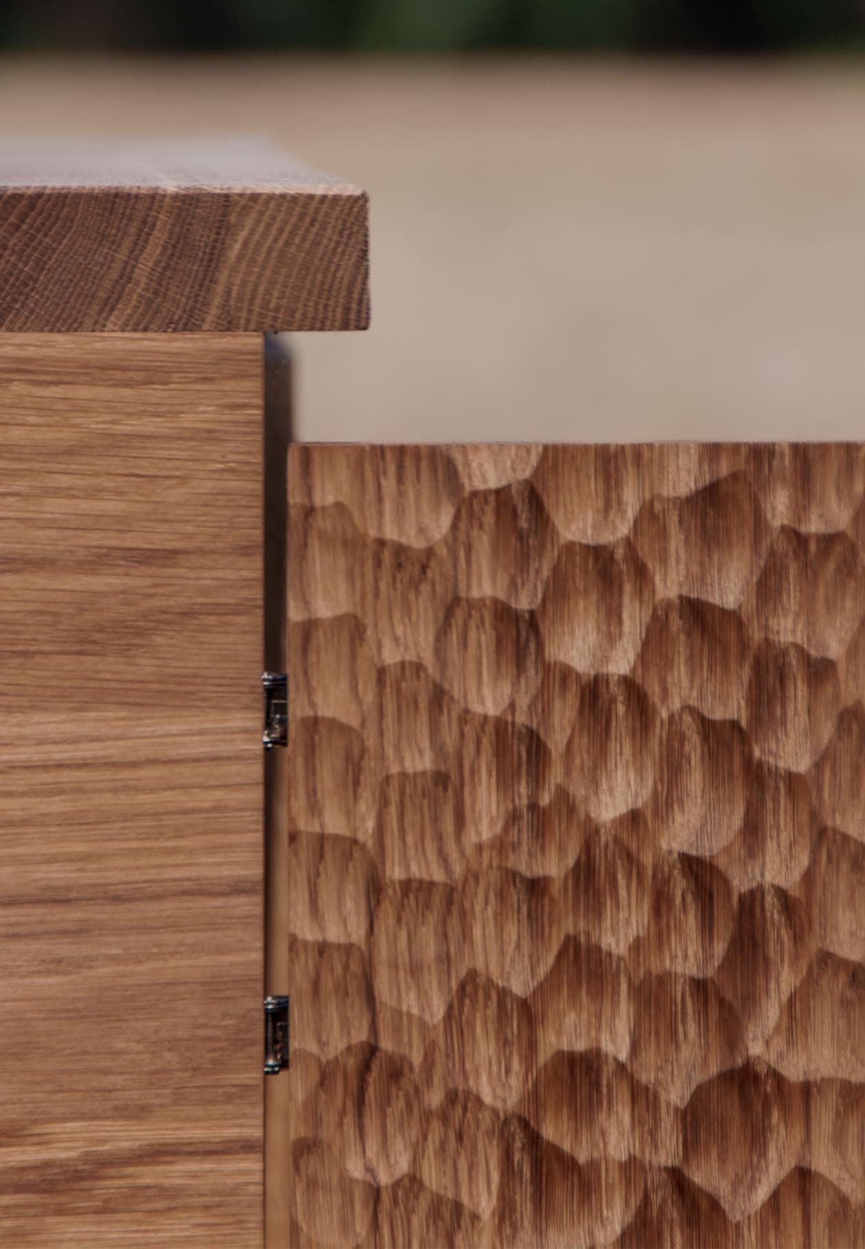 Variation de texture bois sculpté pour un buffet réalisée par Plié Architectes et Atelier Mogero en France