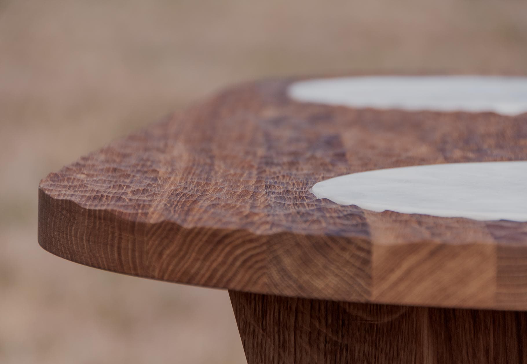 Plateau de table en chêne sculpté avec deux inserts géométriques en marbre. Création sur mesure par Plié Architectes.