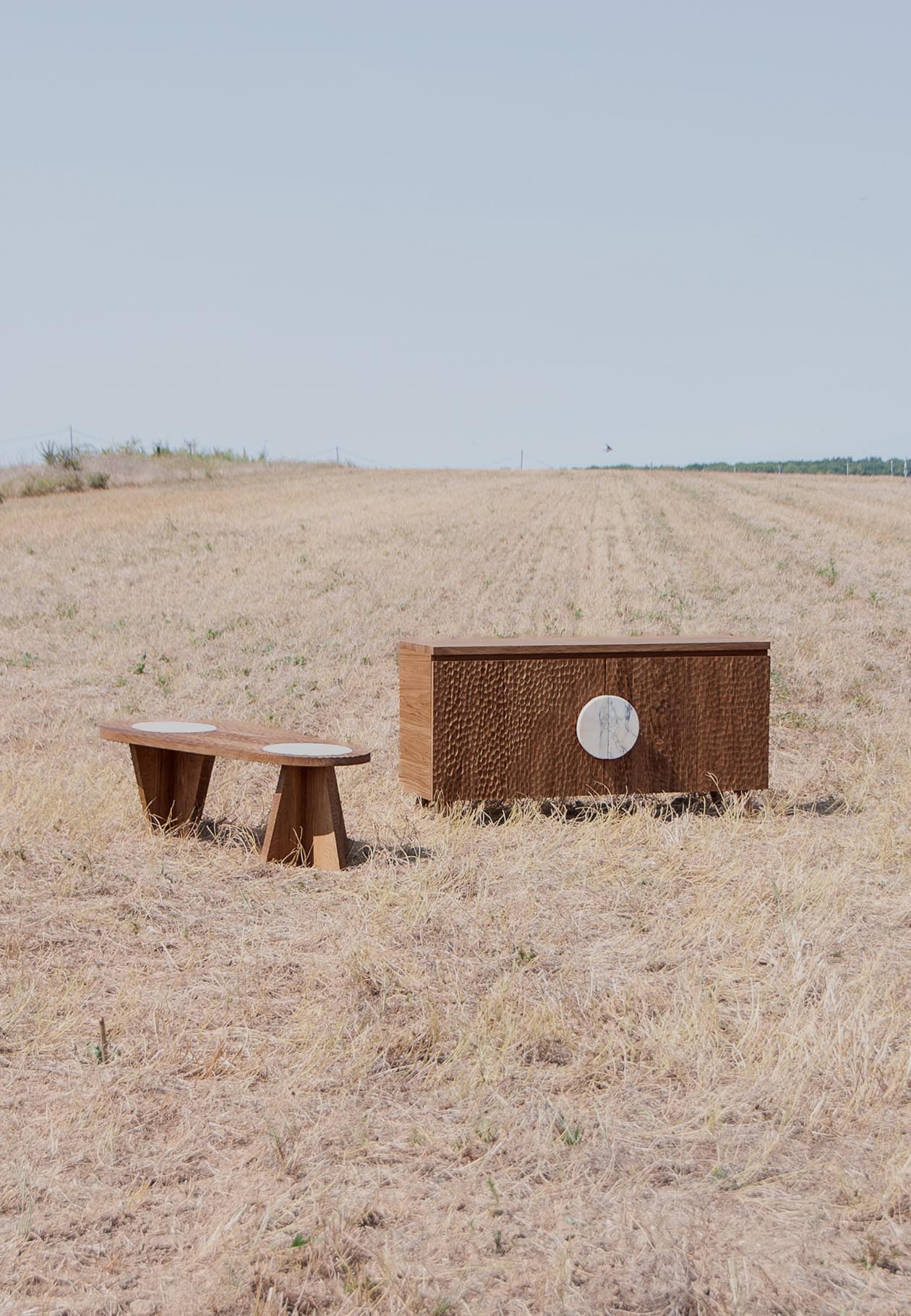 Buffet et table basse en chêne embossé avec inserts marbre, design Plié Architectes, fabrication artisanale Atelier Mogero France