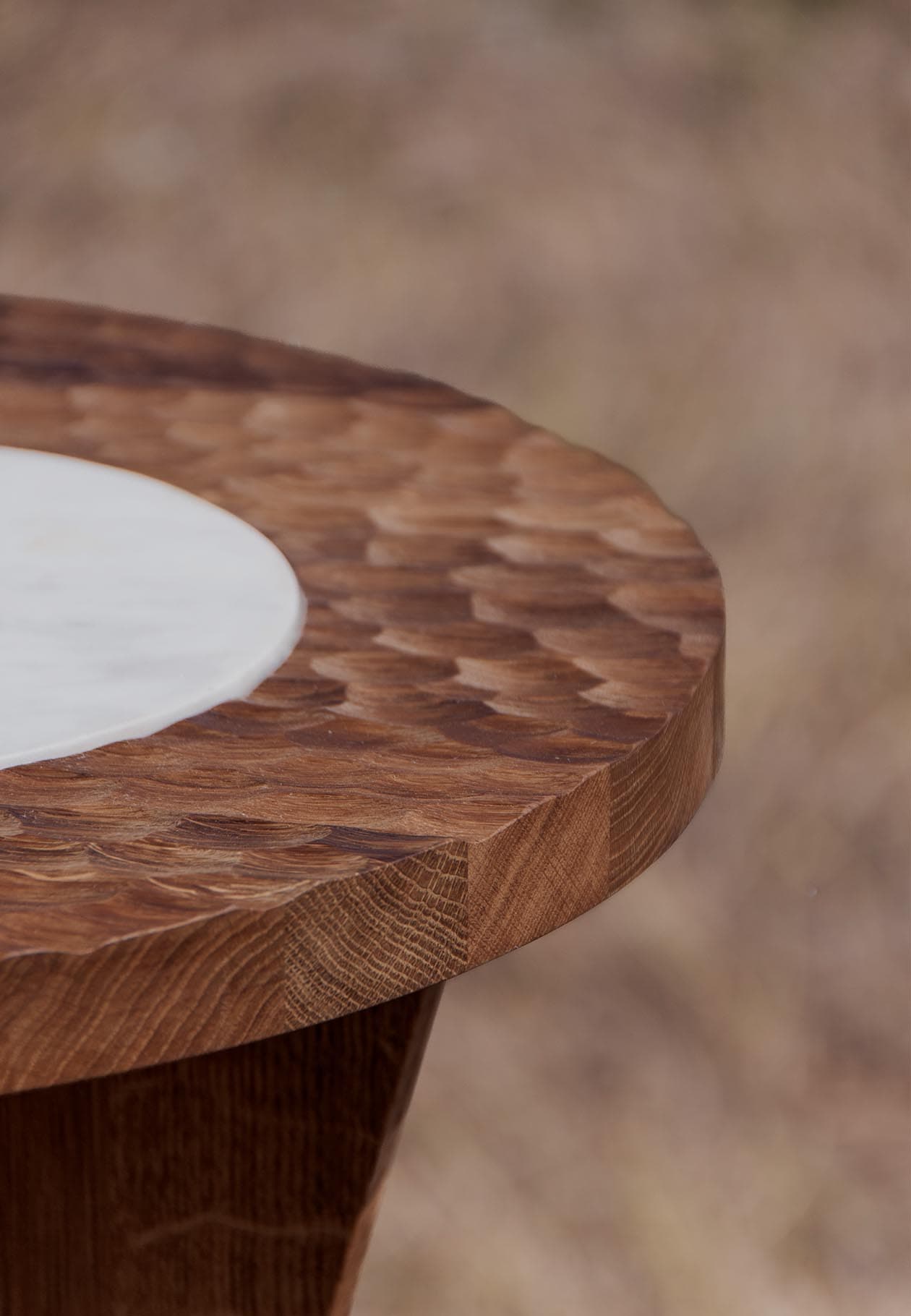 Plateau de table basse en chêne brut sculpté, un design de Plié Architectes jouant entre matière et lumière
