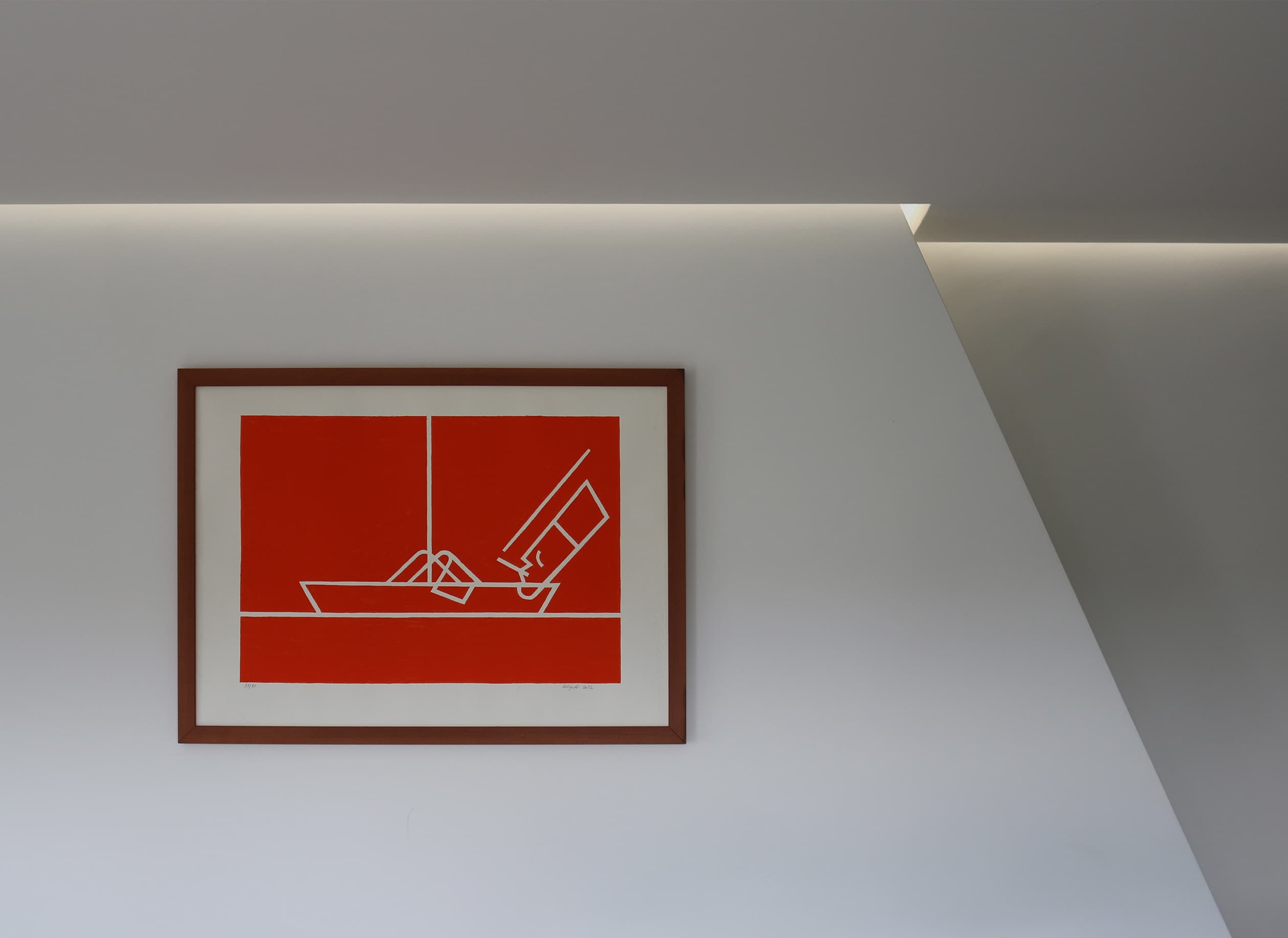 Plafond de l’appartement Martinique avec gorge lumineuse intégrée, adaptation géométrique au bâti existant et design contemporain.