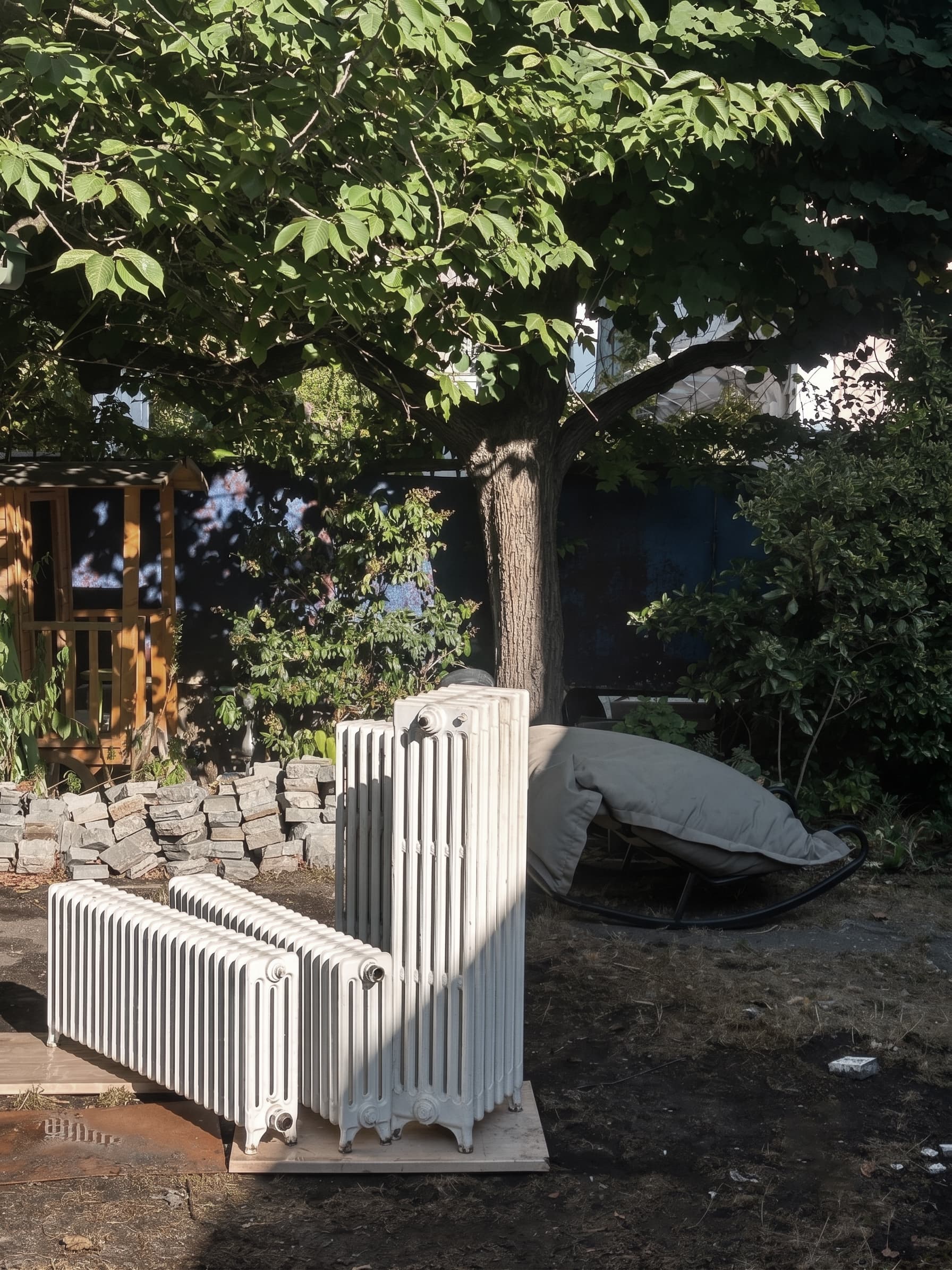 Rénovation maison à Bois-Colombes avec baie atelier en acier ouvrant sur le jardin